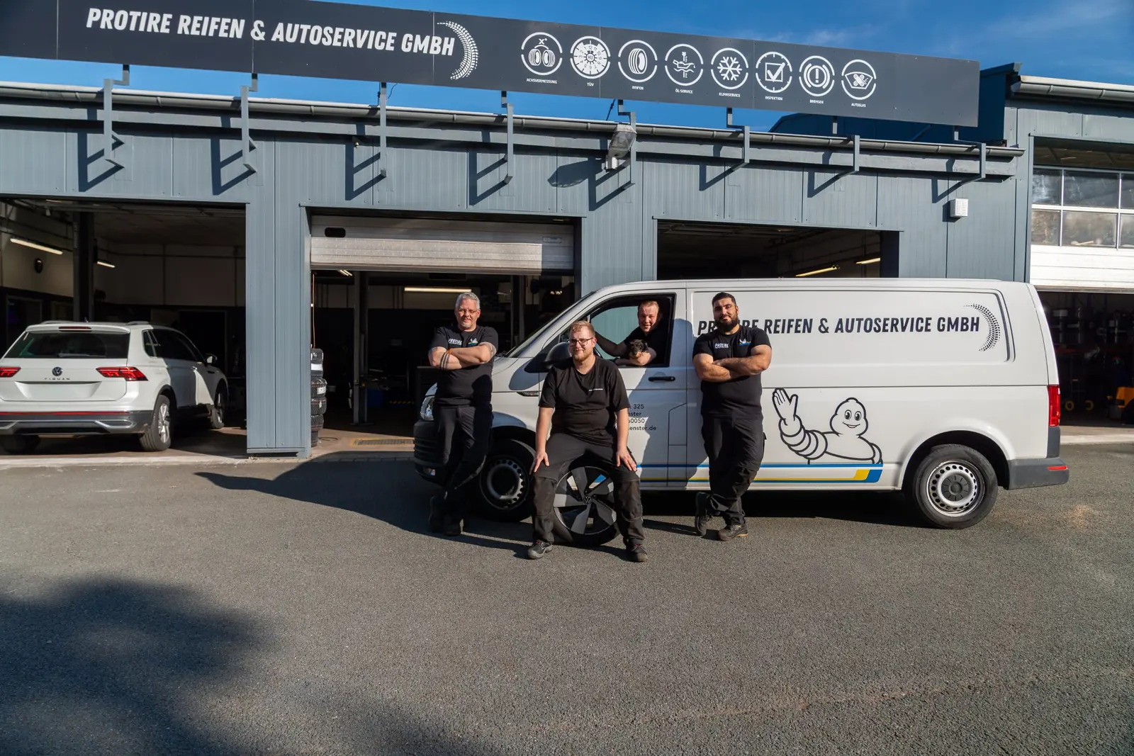 Das ProTire-Team vor der Werkstatt