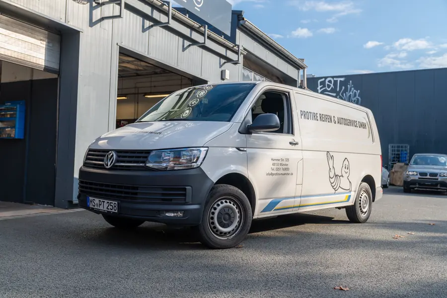 Firmentransporter von ProTire vor der Werkstatt in Münster